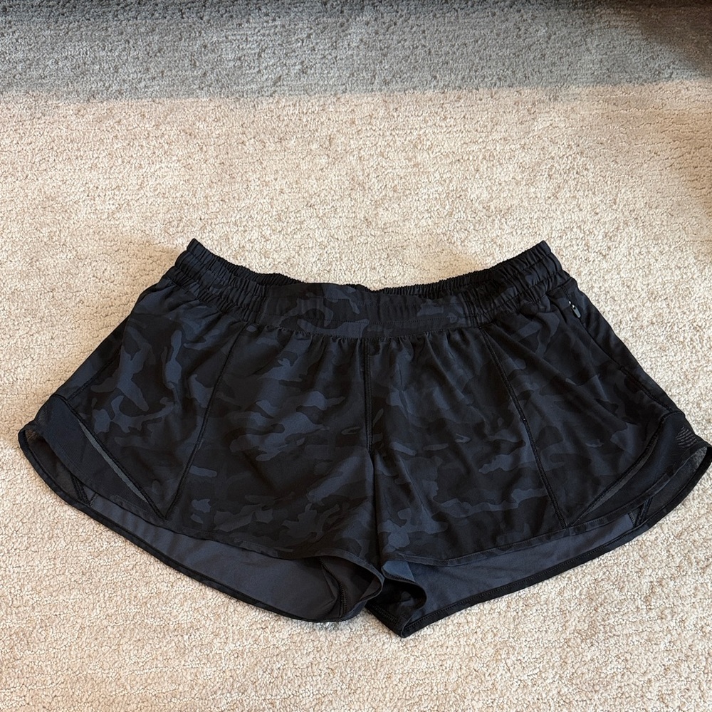 Lululemon Hotty Hot shorts 2.5” Black Camo size 12